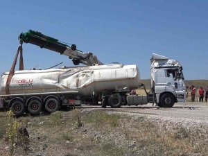 Kırıkkale’de Glikol Sıvısı Yüklü Tanker Devrildi: 1 Yaralı