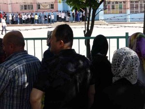 Öğrenciler İçerde Veliler Dışarda Ter Döktü