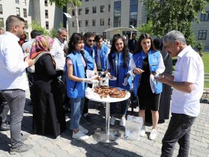 Yks Öncesi Öğrencilere Çay Ve Simit İkramı
