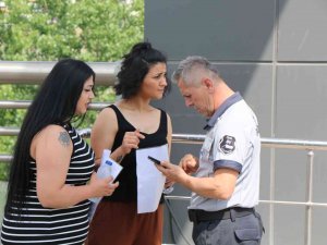 Kimi Kimliğini, Kimi Giriş Belgesini Unuttu