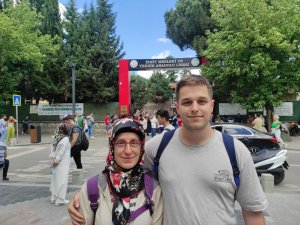 Annesinin Elinden Tutup Sınava Götürdü