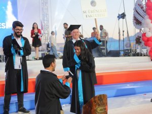 Fakülte Birincisi Genç Kıza Yaş Kütüğüne Plaket Çakarken Hayatının Sürprizi
