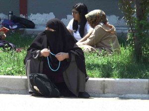 Adaylar Salonda, Yakınları Okul Önlerinde Ter Döktü