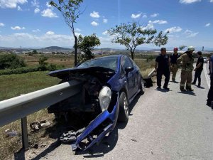 Tuzla’da Otomobil Bariyerlere Ok Gibi Saplandı: 1 Yaralı