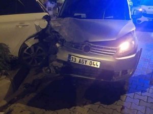 Hafif Ticari Araç İle Otomobil Çarpıştı
