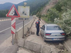 Kontrolden Çıkan Otomobil Beton Bariyerlere Çarptı, 2 Kişi Yaralandı
