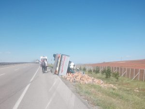 Temizlik Malzemesi Yüklü Tır Devrildi;1 Yaralı