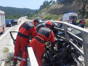 Otomobil Köprüye Ok Gibi Saplandı: 3 Yaralı