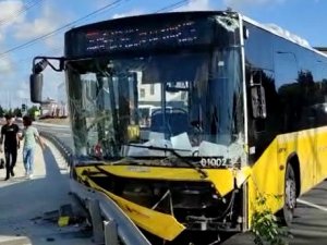 İ̇ett Peronundan Kayan Otobüs, Yoldaki Otomobile Çarparak Durdu