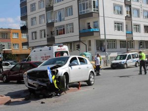 Otomobiller Çarpıştı: 2 Yaralı