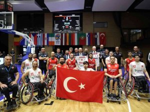Bakan Çavuşoğlu, Türkiye Tekerlekli Sandalye Basketbol Erkek Milli Takımıyla Buluştu