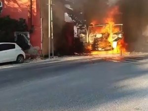 Park Halindeki Tır Alev Topuna Döndü, Lastikler Bomba Gibi Patladı
