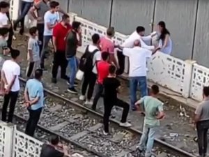 Köprüye Çıkan Genç Kızı Kurtarmak İstedi, Kollarından Kayıp Gitti