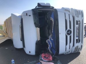 Diyarbakır’da Kontrolden Çıkan Tır Devrildi: 1 Yaralı