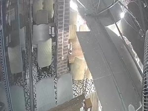 Sultangazi’de Kebapçının Tavanı Çöktü, Çalışanlar Canını Zor Kurtardı