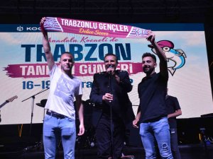 Rafet El Roman, Trabzonspor İçin Bestelediği Şarkıyı İlk Kez Konserinde Söyledi