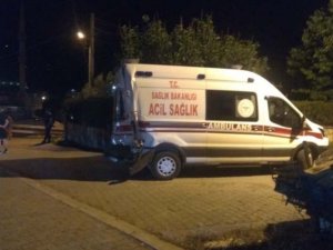 Vakaya Giden İki Ambulans Kaza Yaptı: 3 Yaralı