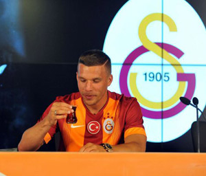 Podolski imzayı attı, çayını içti