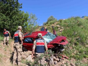 Oltu’da Otomobil Şarampole Yuvarlandı: 2 Ölü, 3 Ağır Yaralı