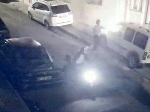 Motosikletli İki Kişinin Aracı Yaktığı Anlar Kamerada