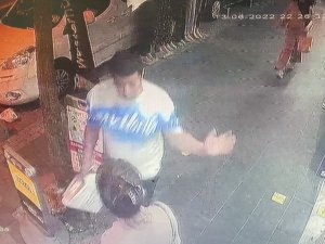 İ̇stanbul’da Akıl Almaz Anlar: Yolda Yürüyen Kadını Tokatladı, Darp Edildi