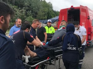 Tem’de Önünde İlerleyen Tıra Çarpan Diğer Tırın Sürücüsü Yaralandı