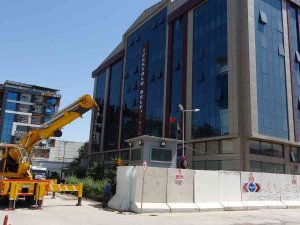İ̇pekyolu Belediyesi Önündeki Bariyerler Kaldırıldı