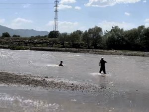 Murat Nehri’nde Mahsur Kalan Çocuğun Yardımına Vatandaş Yetişti
