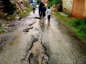 Aslanapa’da Sağanak Yağış Sonrası Oluşan Sel Ve Dolu, Ekili Alanlarda Zarara Yol Açtı