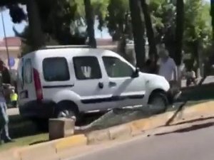 Hafif Ticari Araç Refüje Çıkarak Durabildi