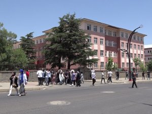 Çocuğunu Okul Kapısında Bekleyen Baba, “Bugün De Babalar Günü İnşallah Bize Güzel Bir Hediye Verecekler”