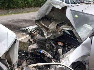 3 Otomobil Çarpıştı, Sıkışan Yaralıları İtfaiye Ekipleri Çıkardı