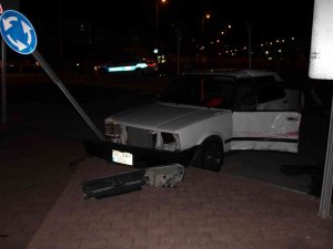 Otomobiller Çarpıştı: 2 Yaralı