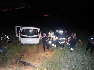 Yolunu Şaşıran Sürücü Tarlaya Uçtu, Yaralılar Emniyet Kemeriyle Hayata Tutundu