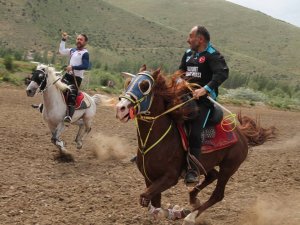Yağmur Rüzgâr Demeden Atları Dörtnala Koşturarak Cirit Oynadılar