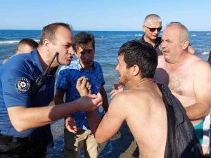 Denizde Kaybolduğu Sanılan Çocuk Karada Sağ Bulundu