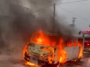 Tarsus’ta Tarım İşçilerini Taşıyan Servis Aracı Alev Alev Yandı