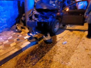 Otomobil Önce Direğe, Ardından Park Halindeki Araca Çarptı: 3 Yaralı