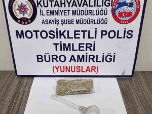 Kütahya’da 3 Kişinin Bulunduğu Araçta Uyuşturucu Ele Geçirildi