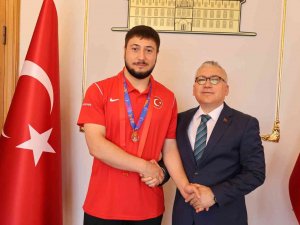 Vali Şimşek, Şampiyon Sporcuyu Altınla Ödüllendirdi