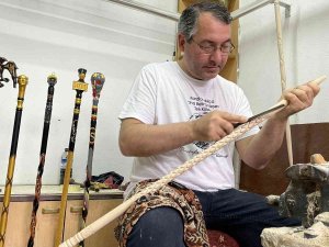 Kızılcık Ağacı 35 Yıllık Ustanın Elinde Sanat Eserine Dönüşüyor