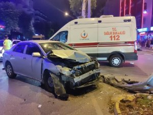 Ana Caddeye Kontrolsüz Çıkıp Kamyonete Çarptı, Olay Yerinden Kaçtı :1 Yaralı