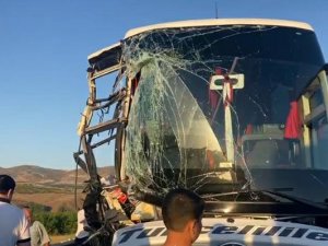 Yolcu Otobüsüyle Kargo Kamyonu Çarpıştı: 17 Yaralı