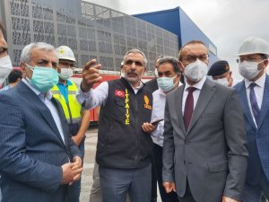 Kocaeli Valisi Seddar Yavuz Yanan Fabrikada İncelemelerde Bulunuyor