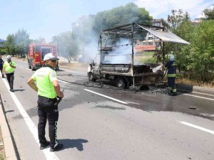 D100’de Alev Alev Yanan Kamyonet Küle Döndü