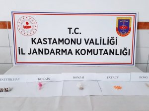 Aracıyla Uyuşturucu Taşıyan Şahıs Jandarma Ekiplerince Gözaltına Alındı