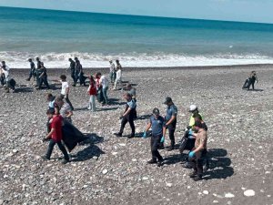 Öğrencisinden Çalışanına Onlarca Kişi Sahilde Çöp Topladı