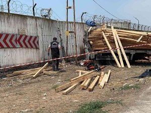 İ̇skenderun’da Freni Boşalan Kamyonet Duvara Çarptı, Sürücü Hayatını Kaybetti