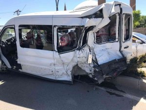 Tır Minibüse Çarptı: 2 Yaralı