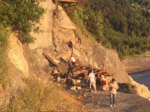 Yaşlı Adam Ve Çocuk, Kayalıklarda Mahsur Kaldı